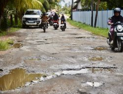 Bupati Kubu Raya Pastikan Perbaikan Jalan Desa Rengas Kapuas Dimulai Pekan Depan