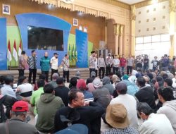 Ratusan Warga Jawai Geruduk Kantor Bupati Sambas, Desak Kepala Desa Dicopot