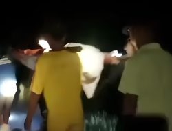 Jalan Rusak di Desa Gayung Bersambut, Warga Tandu Pasien ke Fasilitas Kesehatan