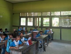 Bangunan SDN 06 Sawah di Sajingan Besar Memprihatinkan, Guru dan Siswa Belajar di Ruang Bocor dan Dinding Bolong