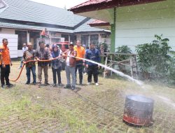 Wawako Pontianak Bahasan Ingatkan Warga Siaga Titik Api, Serahkan Bantuan Damkar dan Perlengkapan Posyandu