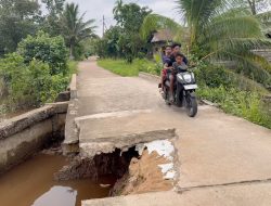 Akses Jalan Lingkungan di Dusun Sepakat Nyaris Putus Akibat Abrasi, Warga Kesulitan Angkut Hasil Laut