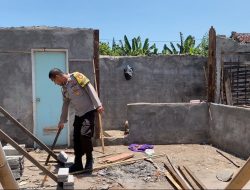 Bhabinkamtibmas Bantu Warga Kurang Mampu Bangun Rumah