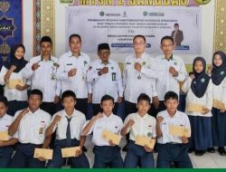 Penyelenggara Zakat dan Wakaf Kemenag Sanggau, Berikan Bea Siswa Kepada 15 orang siswa Madrasah Tsanawiyah.