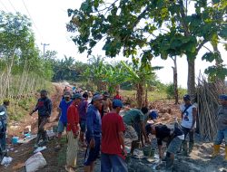 Kerap Jatuh, Warga Desa Lepang Besar Cor Jalan Poros Pakai Dana Iuran