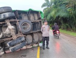 Truk Bermuatan Semen Tumbang Usai Tabrakan dengan Mobil Lain