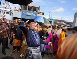 Gubernur Kalbar Terkena Lemparan Ketupat Yang Digelar Keraton Pakunegara