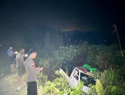 Ban Pecah, Mobil Berpenumpang 15 Orang Terperosok ke Parit di Sajingan Besar