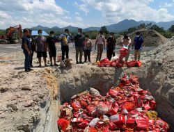 Polres Bengkayang Musnahkan Ratusan Kotak Wortel dan Karung Kentang Ilegal Asal Malaysia