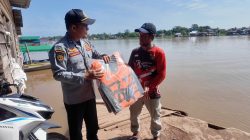 Dishub Kubu Raya Bagikan Jaket Pelampung untuk Tekan Risiko Kecelakaan Air di Musim Hujan