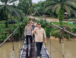 Tiga Tahun Terputus Akibat Banjir, Jembatan Gantung Sengkuang Merabong Kini Kembali Bisa Digunakan Warga