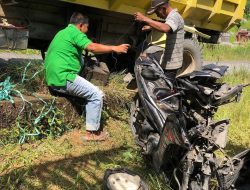 Truk Gagal Menanjak di Bukit Ramayadi, Pengendara Motor Selamat Usai Lompat Hindari Tabrakan
