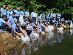 Lanud Harry Hadisoemantri Tebar 5.000 Bibit Ikan, Dukung Ketahanan Pangan di Wilayah Perbatasan Kalbar