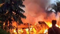 Kebakaran Hebat Landa Mess Karyawan PT Laik di Sambas, 10 Bangunan Kayu Ludes Dilalap Api