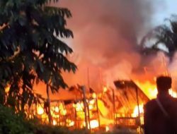 Kebakaran Hebat Landa Mess Karyawan PT Laik di Sambas, 10 Bangunan Kayu Ludes Dilalap Api
