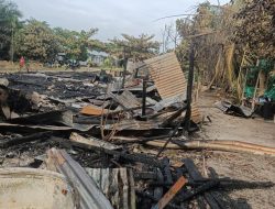 Kebakaran Hebat Landa Mess Karyawan PT LAIK di Sambas, 10 Unit Rumah Hangus Terbakar