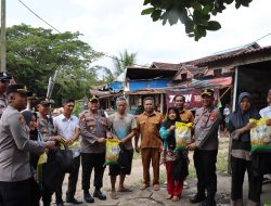 Kapolres Melawi Bantu Pemilik Kios Terdampak Puting Beliung di Sidomulyo: Wujud Kepedulian Polri di Tengah Warga