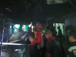 Kebakaran Hebohkan Kampung Beting Pontianak Timur, Satu Rumah Hangus dan Satu Lainnya Terdampak