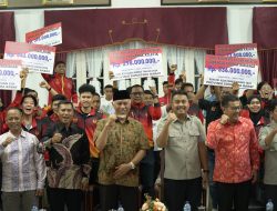 Gubernur Mahyeldi Serahkan Bonus Rp9 Miliar Lebih Kepada Para Atlet dan Pelatih berprestasi di Sumbar