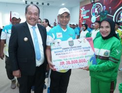 Bupati Asahan Serahkan Penghargaan kepada Insan Olahraga Berprestasi PON Aceh-Sumut 2024