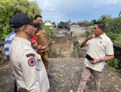 ‎Tinjau Jembatan Rusak, Bupati Janjikan Percepat Penanganan