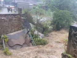 Jembatan Penghubung Antar Desa Putus, Warga RT01 Tetisolir