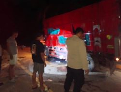 Truck Bermuatan Terbalik Setelah Menabrak Beton Pembatas Jembatan