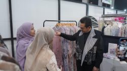 Mendag Budi Santoso Apresiasi Produk Lokal di Hari Pertama Jakarta Muslim Fashion Week 2026