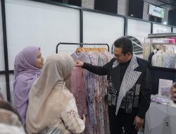 Mendag Budi Santoso Apresiasi Produk Lokal di Hari Pertama Jakarta Muslim Fashion Week 2026