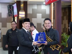 Wujud Komitmen Nyata terhadap Generasi Muda Kalbar, Gubernur Ria Norsan Beri Penghargaan kepada Pemuda Berprestasi