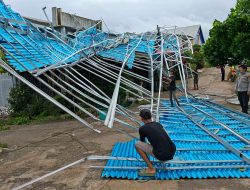 Angin Puting Beliung Terbangkan Atap Rumah Warga di Bodok.