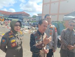 Bupati Sintang Tinjau TPS Pasar Sungai Durian, Fokuskan Pengangkutan Sampah hingga Tuntas