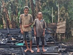 Rumah Lansia di Melawi Ludes Terbakar, Sepasang Suami Istri Hanya Bisa Menyaksikan Kenangan Mereka Jadi Abu