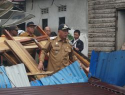 Wabup Mempawah Tinjau Rumah Ambruk Akibat Angin Kencang dan Banjir Rob di Sungai Duri II