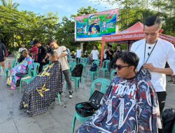 Cukur Amal di Tugu Digulis, Capster Kalbar Galang Donasi untuk Korban Bencana Aceh dan Sumatera