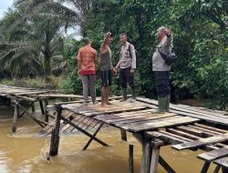 Jembatan Penghubung di Desa Ansiap Putus, Polres Mempawah Turun Tangan Lakukan Pengecekan