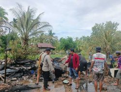Kebakaran Landa Jeruju Besar Sungai Kakap, Dua Rumah Warga Hangus Dilalap Api