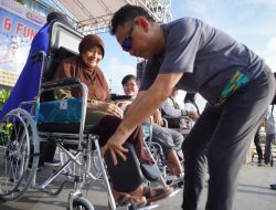 Mata Lansia Berkaca-kaca, Wali Kota Pontianak Serahkan Kursi Roda di Peringatan HKSN 2025