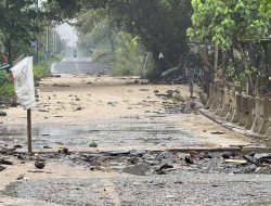 Dihantam Gelombang Tinggi, Jembatan Penghubung Desa Matang Danau Paloh Rusak Parah