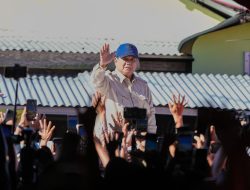 Presiden Prabowo Bagikan Bantuan Sembako Saat Meninjau Korban Bencana di Kabupaten Padang Pariaman