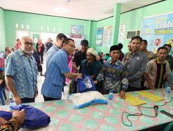 Simbolis, Wabup Lombok Timur Serahkan Bansos di Desa Bandok