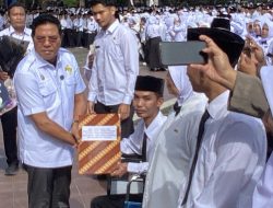 Bupati Lombok Timur Serahkan SK PPPK Paruh Waktu, Tekankan Peningkatan Pelayanan