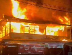 Kebakaran Hebat Hanguskan Deretan Ruko di Pasar Simpang Empat Tangaran, Sambas