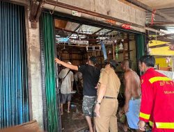 Kebakaran Hanguskan Dua Ruko di Pasar Selakau Sambas, Diduga Akibat Korsleting Listrik