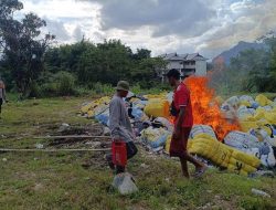 Bea Cukai Kalbagbar Musnahkan 1.000 Bale Pakaian Bekas Ilegal di Entikong