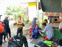Pasca Banjir Nanga Taman, Petugas Gabungan Berikan Layanan Kesehatan Gratis Door to Door