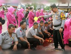 Tahun Baru, Pangkat Baru: Kapolres Sanggau Pimpin Korp Raport 79 Personel