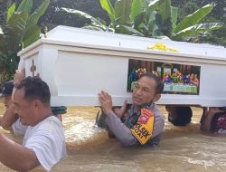 Terjang Banjir Hingga 2 Meter, Aparat Gabungan di Beduai Evakuasi Dua Jenazah Gunakan Perahu dan Rakit Darurat