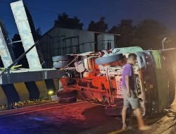 Truk Tangki Bermuatan CPO Terbalik di Jalan Trans Kalimantan Tayan Hilir