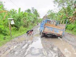 Warga Keluhkan Jalan Rusak Parah di Desa Tri Gadu Sambas, Aktivitas Terganggu Saat Musim Hujan